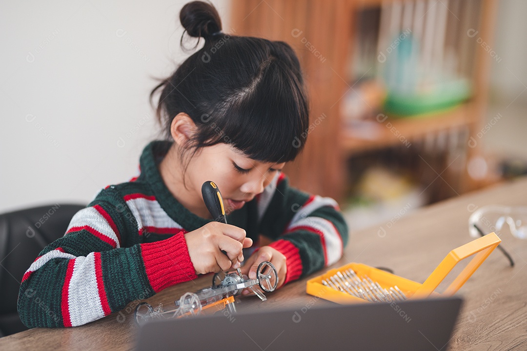 Garoto inventivo construindo carros-robô em casa