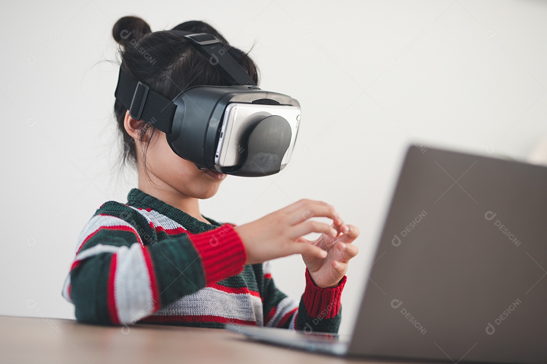 Garota feliz em copos de realidade virtual. realidade aumentada
