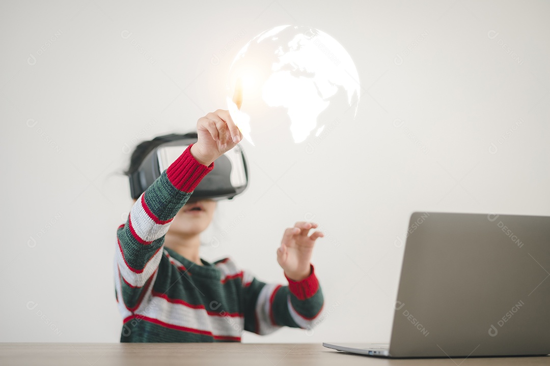 Garota feliz em copos de realidade virtual. realidade aumentada