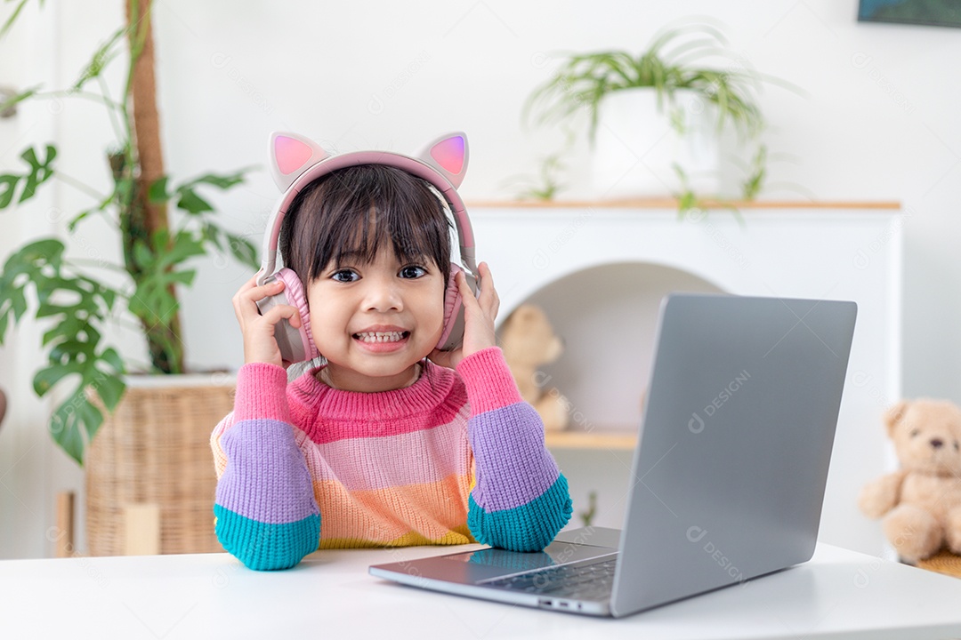 Menina asiática usando computador portátil para estudo on-line homeschooling