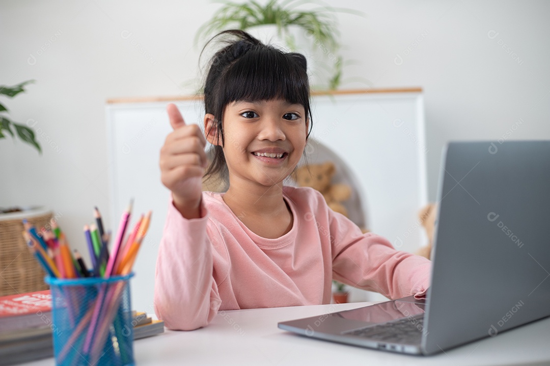 Menina asiática usando computador portátil para estudo on-line homeschooling