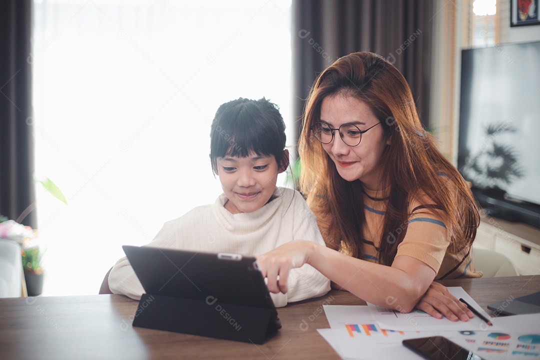 Dia das Mães Menina olhando para o computador portátil com a mãe