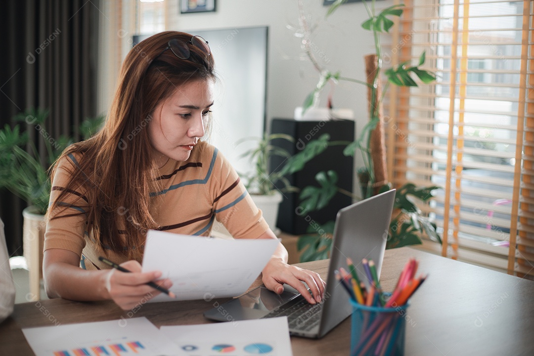 Mulher de negócios se concentra nos projetos