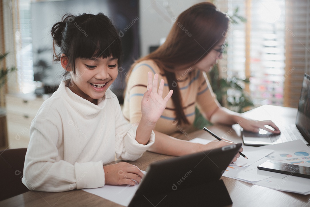 Menina asiática usando um tablet para aprender tecnologia