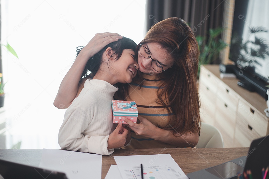 Feliz Dia das Mães. Mãe jovem recebendo parabéns de