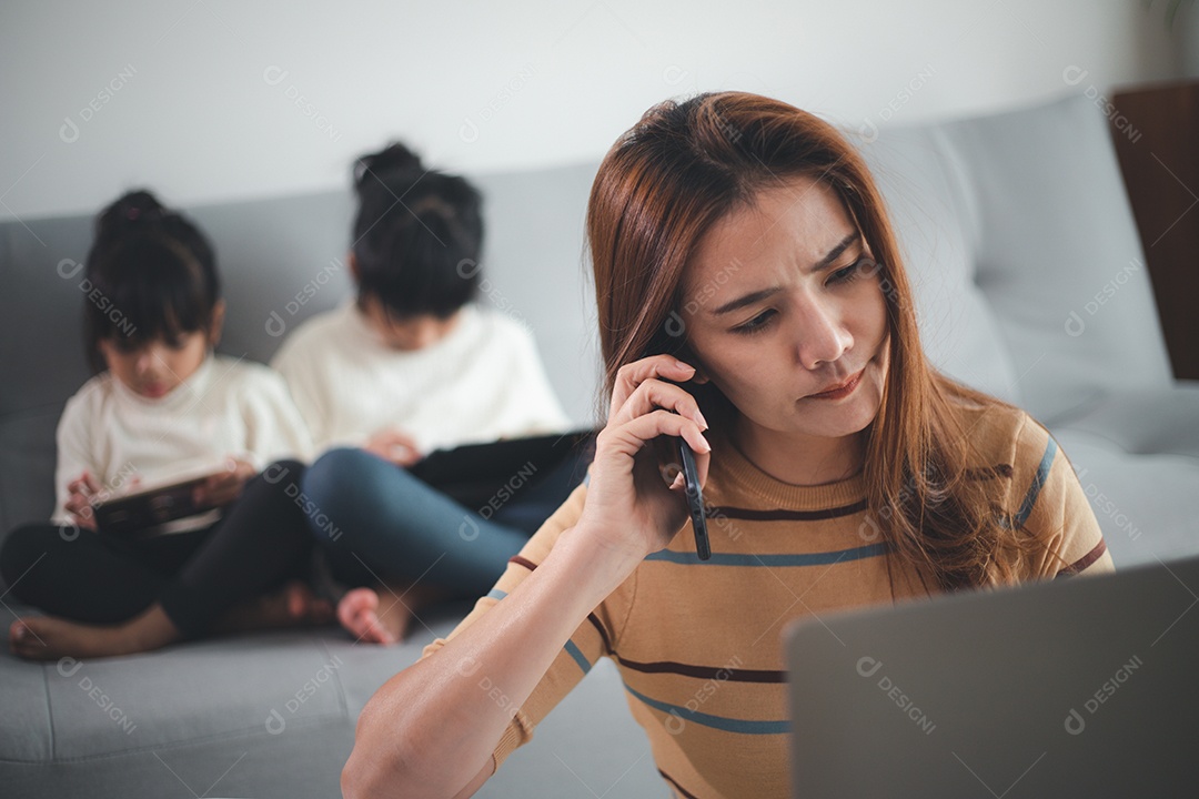 Escritório em casa. Trabalhar em casa versus mãe com dois filhos
