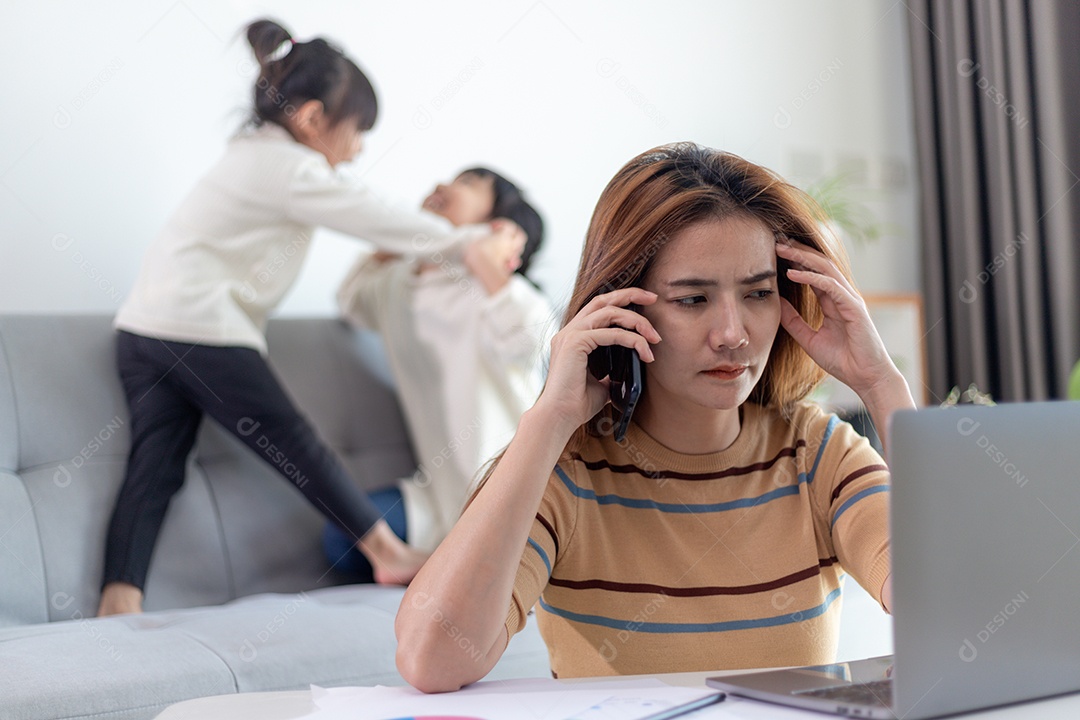 Escritório em casa. Trabalhar em casa versus mãe com dois filhos
