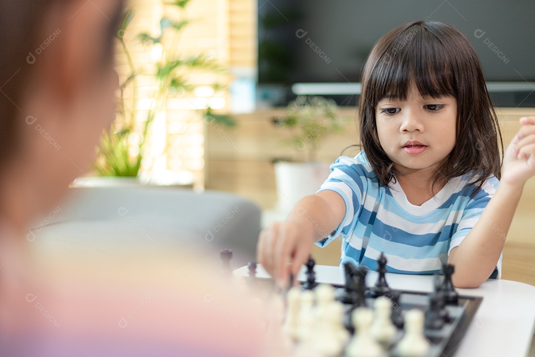 Irmão menina jogando xadrez em casa.