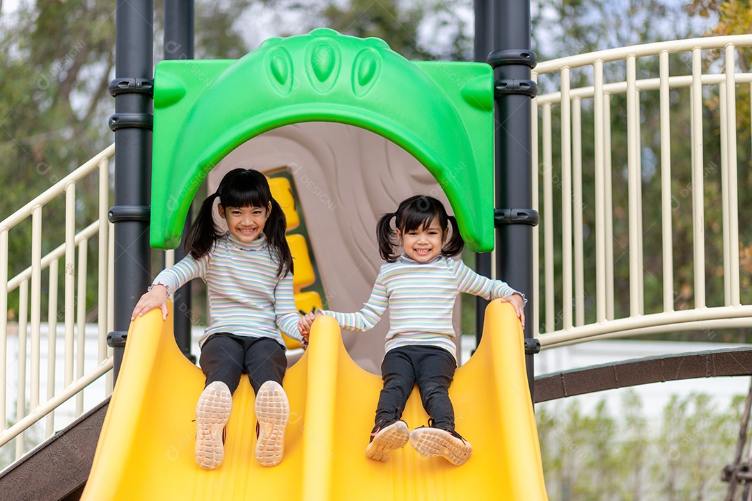 Criança brincando no playground ao ar livre. Crianças brincam na escola