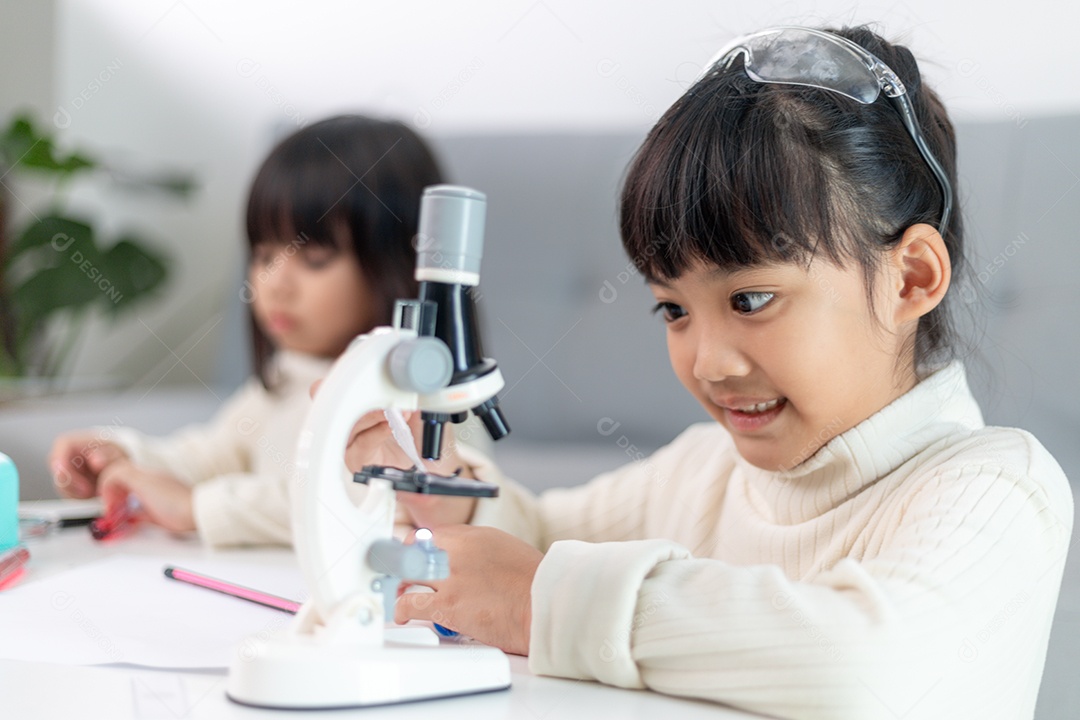 jovem joga experimentos científicos