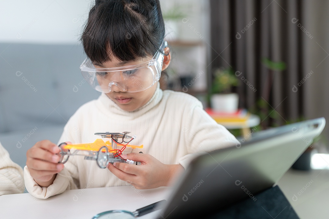 Garoto inventivo construindo carros-robô em casa