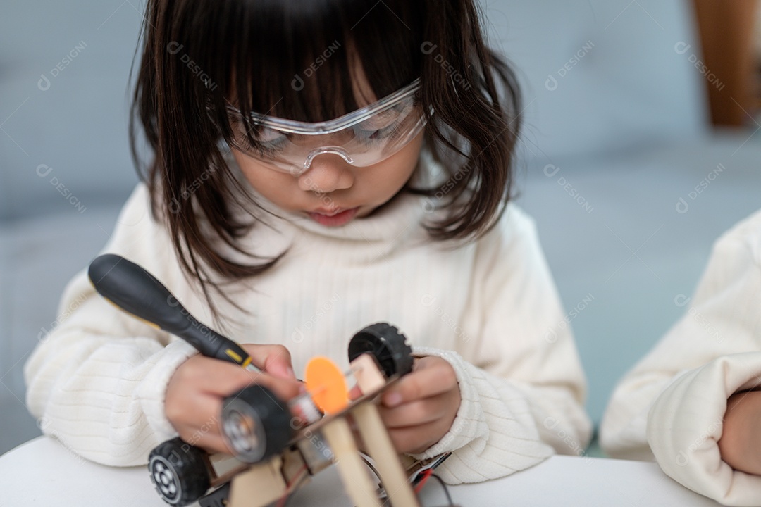 Garoto inventivo construindo carros-robô em casa