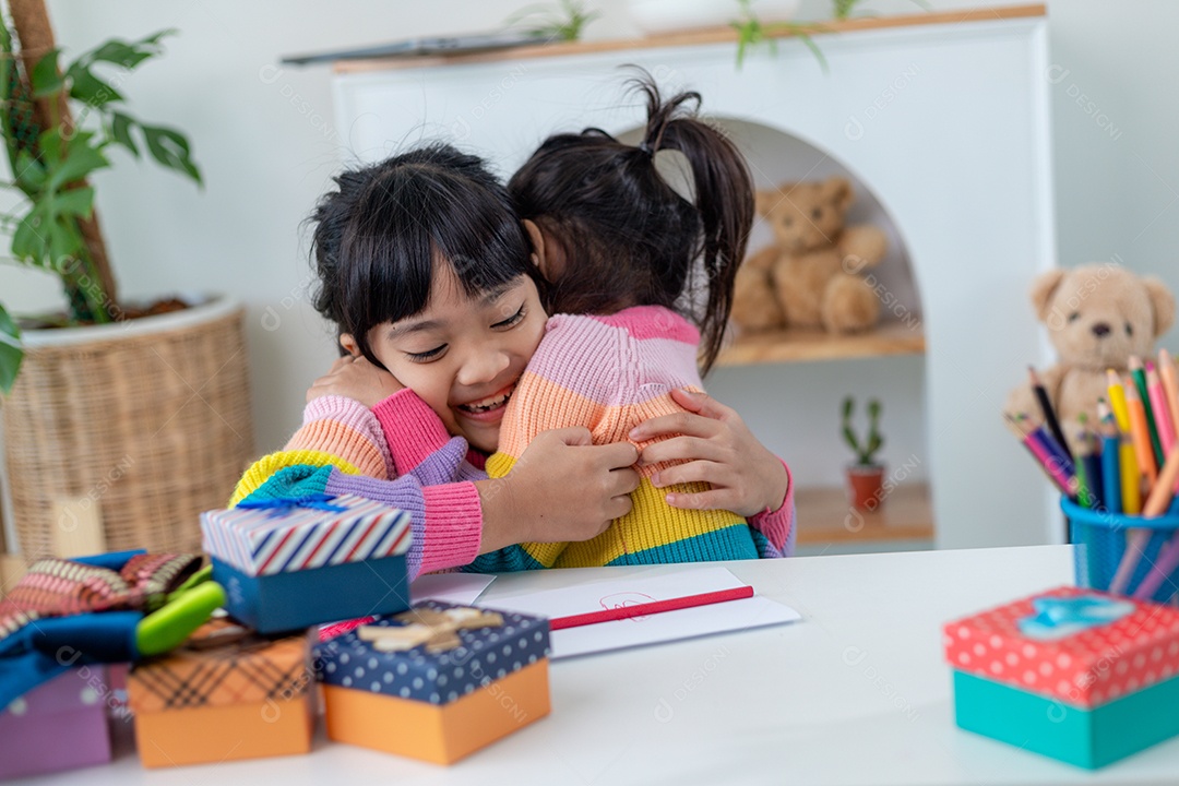 Família feliz com presente de natal