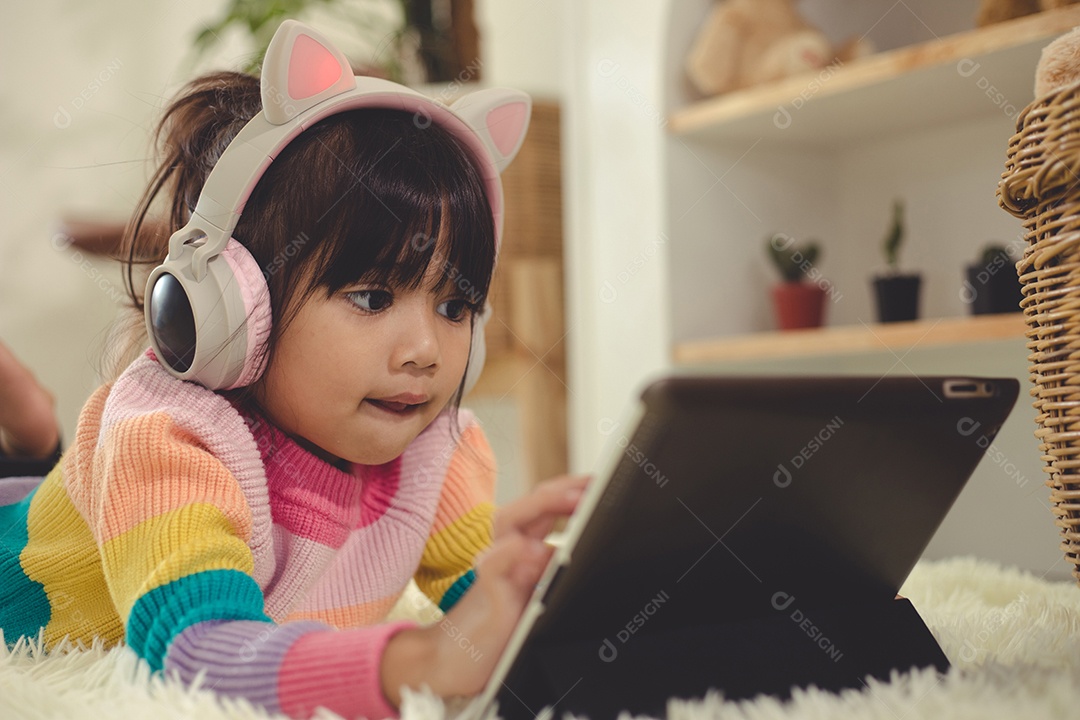 Menina asiática feliz ouvindo música na sala de estar