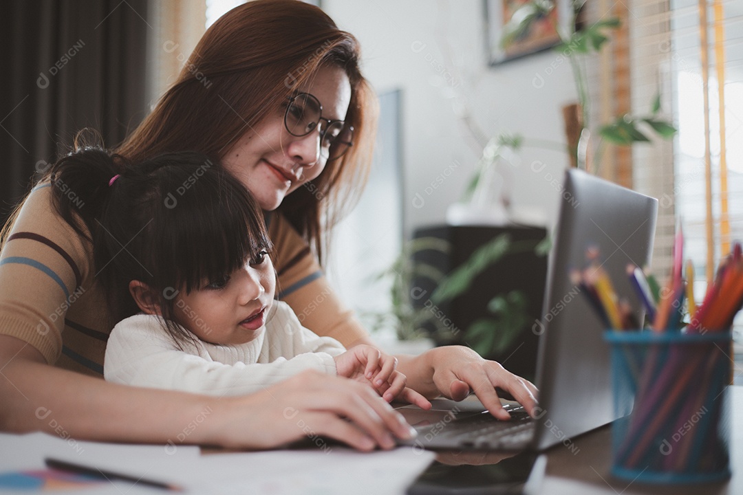 Mãe trabalhando em home-office com filha no colo