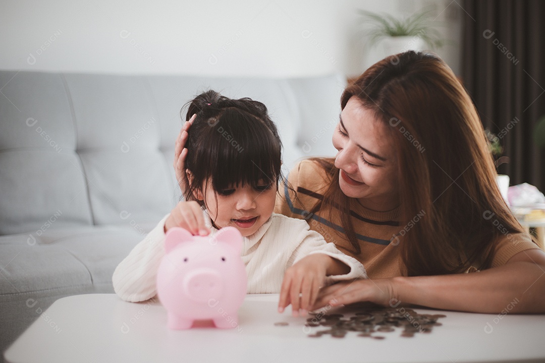 Mãe e filha colocando moedas no cofrinho. Orçamento familiar