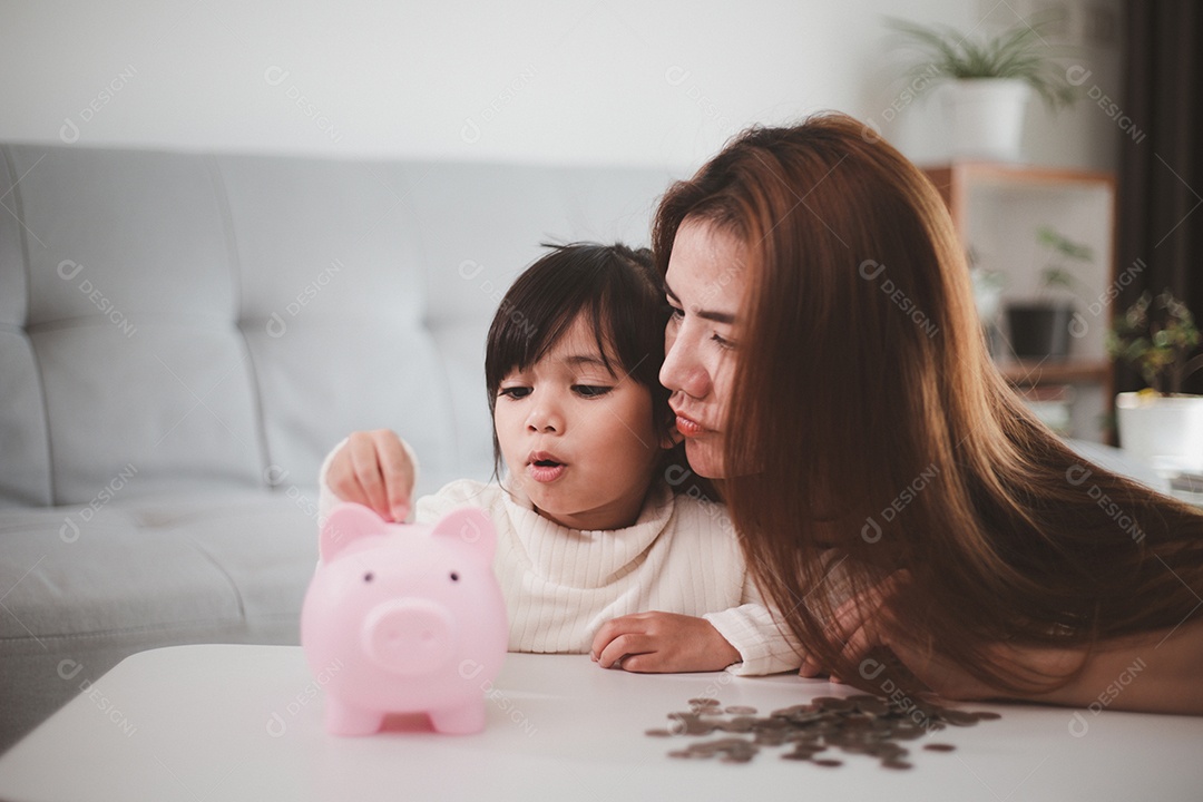 Mãe e filha colocando moedas no cofrinho. Orçamento familiar