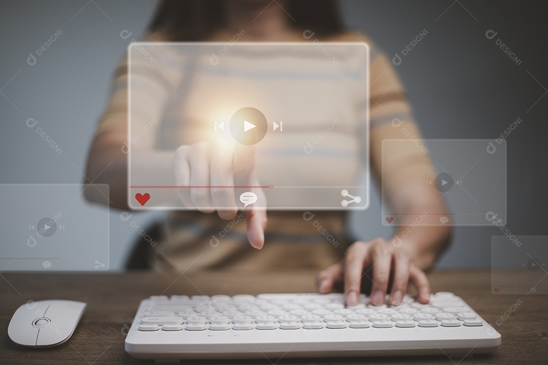 Mulheres usando mouse e teclado para streaming online, assistindo video