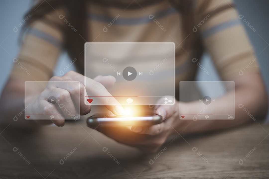 Mulheres usando smartphone para streaming online, assistindo vídeo