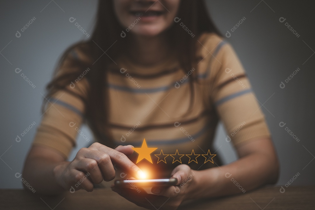 Mão de mulher usando telefone inteligente e dar símbolo de cinco estrelas para aumentar