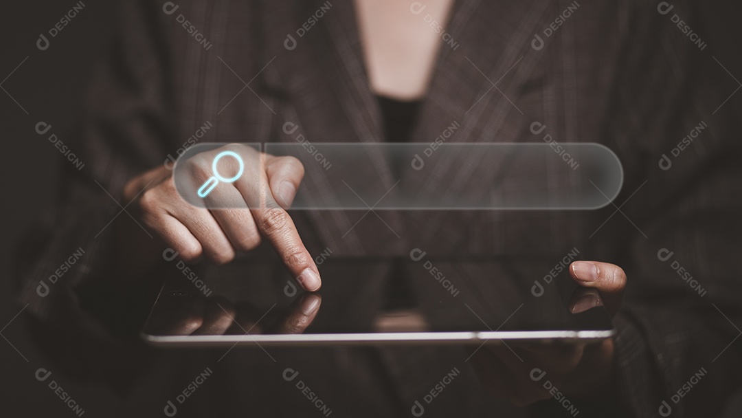 mulher mostrando a barra de pesquisa na tela virtual, tecnologia de pesquisa de dados