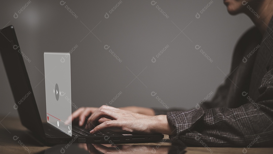 Mãos de mulheres usando laptop para streaming online, assistindo vídeo