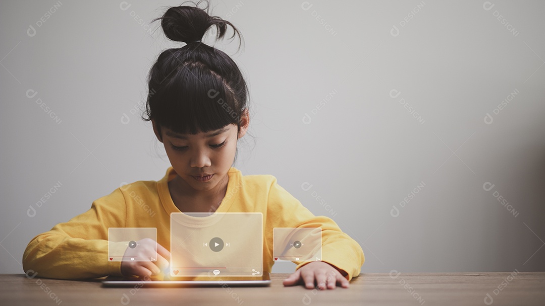 Menina asiática usando tablet para streaming online, assistindo vídeo