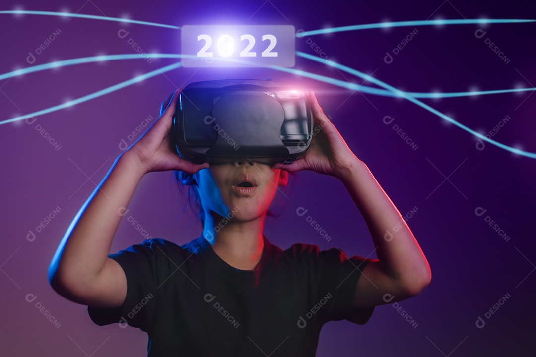 Conceitos de tecnologia metaverso e blockchain. Pessoa desfrutando