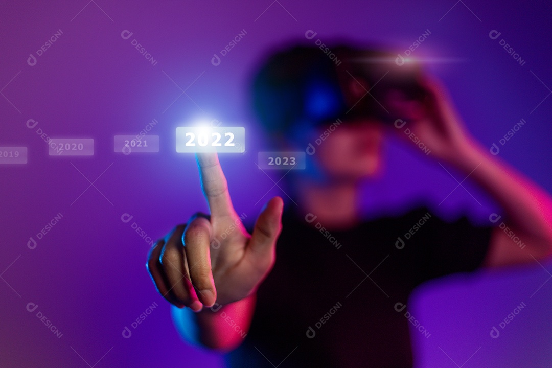 Conceitos de tecnologia metaverso e blockchain. Pessoa desfrutando