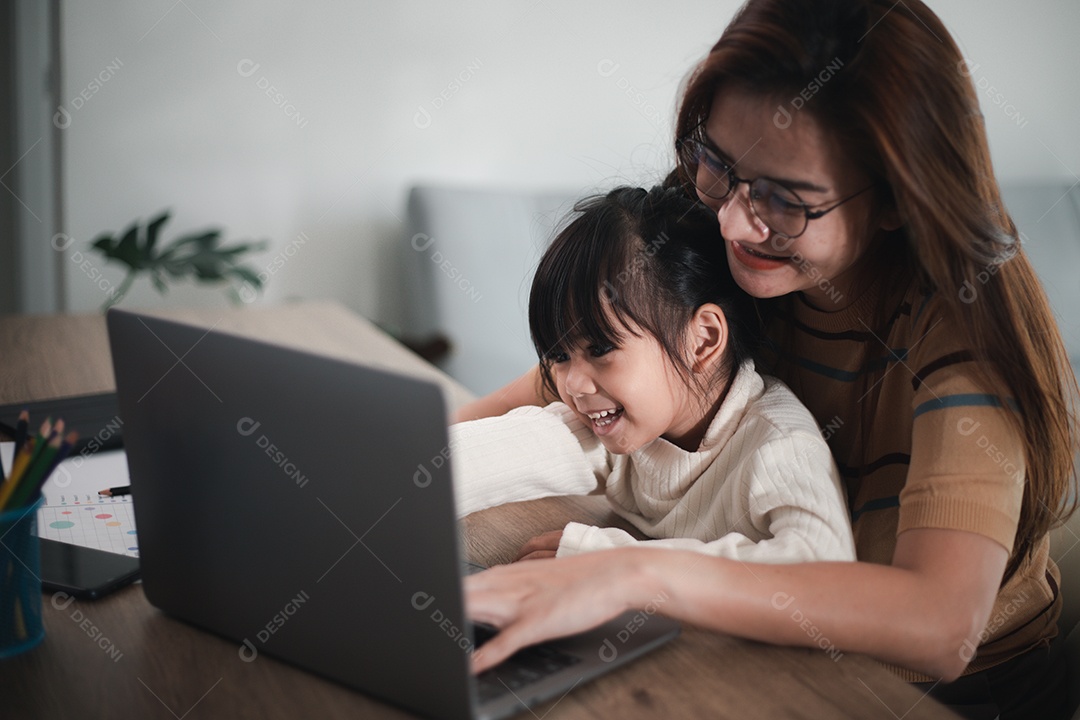 Mãe trabalhando em home-office com filha no colo