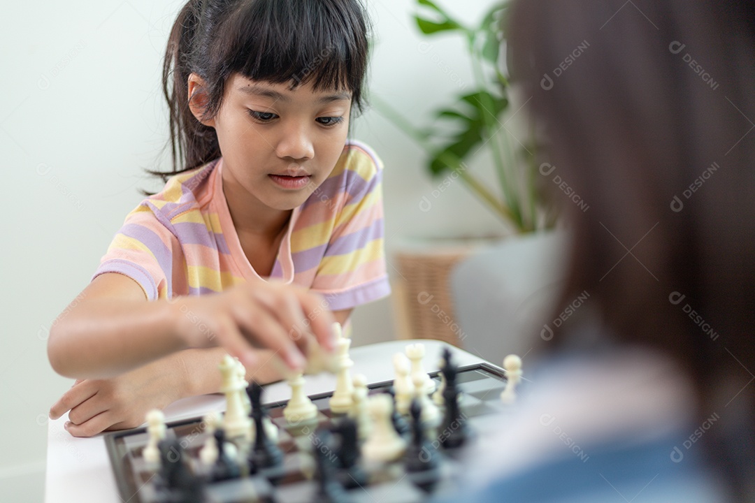 Irmão menina jogando xadrez em casa.