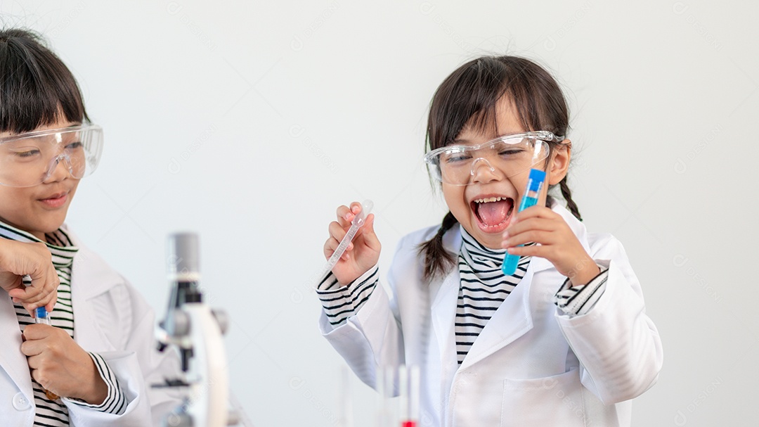 menina feliz com frascos para química