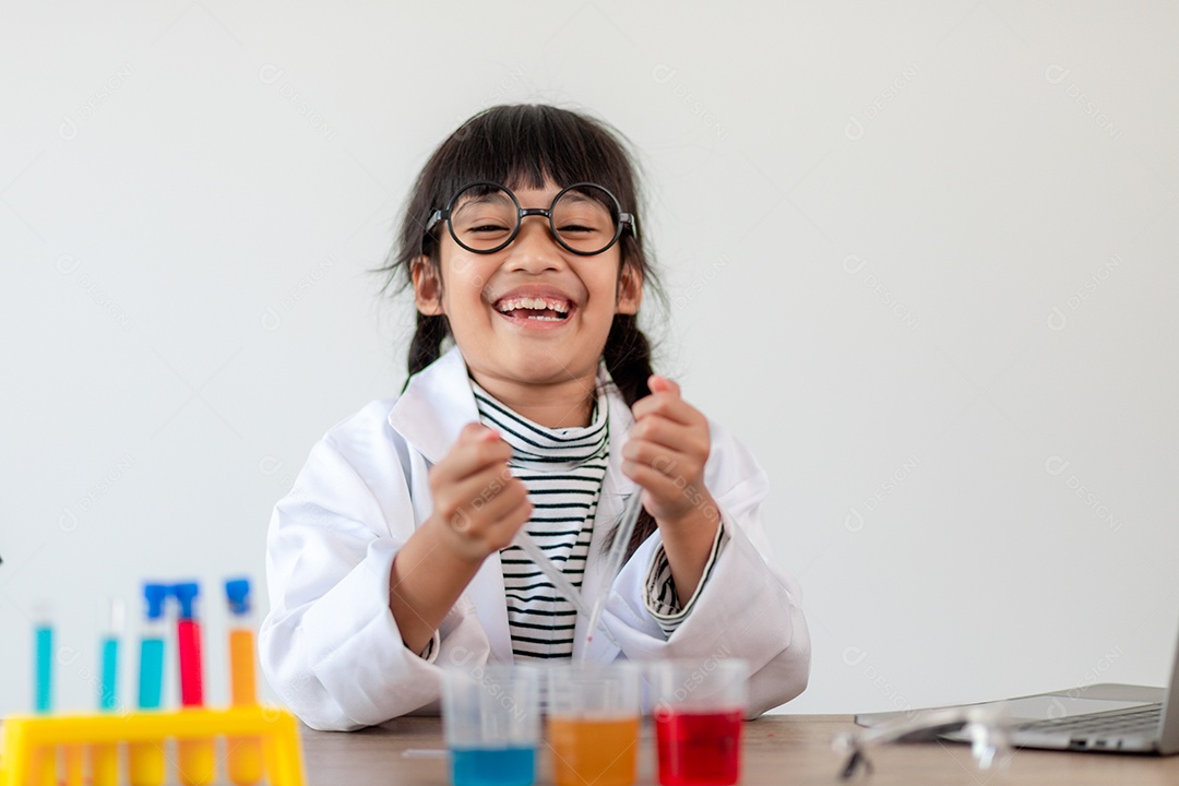 Menina feliz com frascos para química