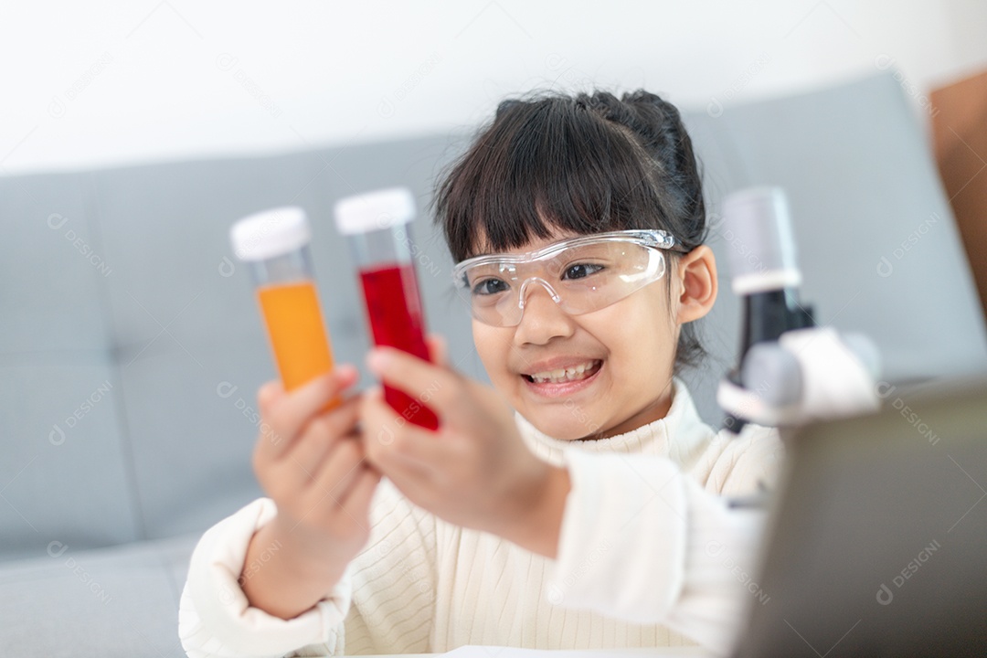 Menina feliz com frascos para química