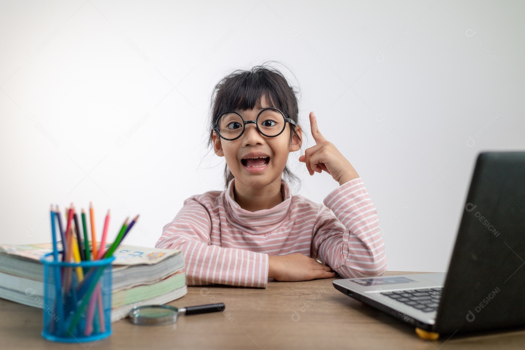 Menina asiática sentada e estudando em casa em um laptop para estudar