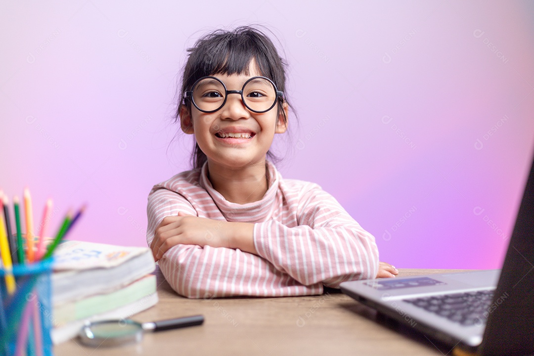 Menina asiática sentada e estudando em casa em um laptop para estudar