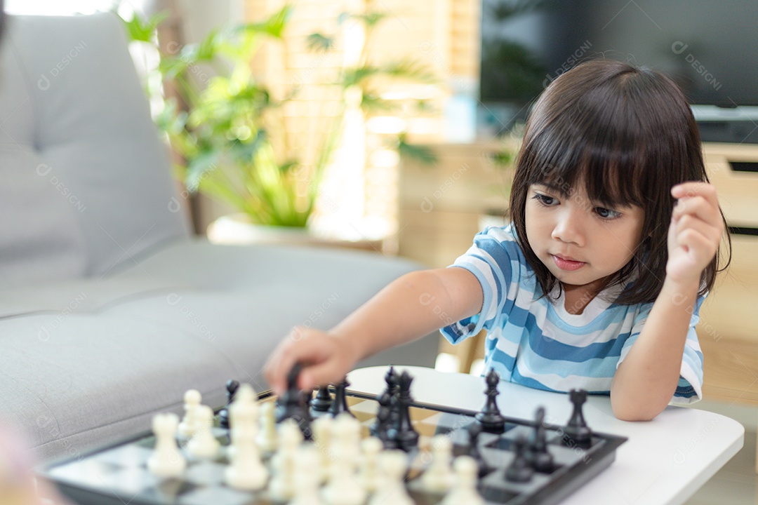 Irmão menina jogando xadrez em casa.