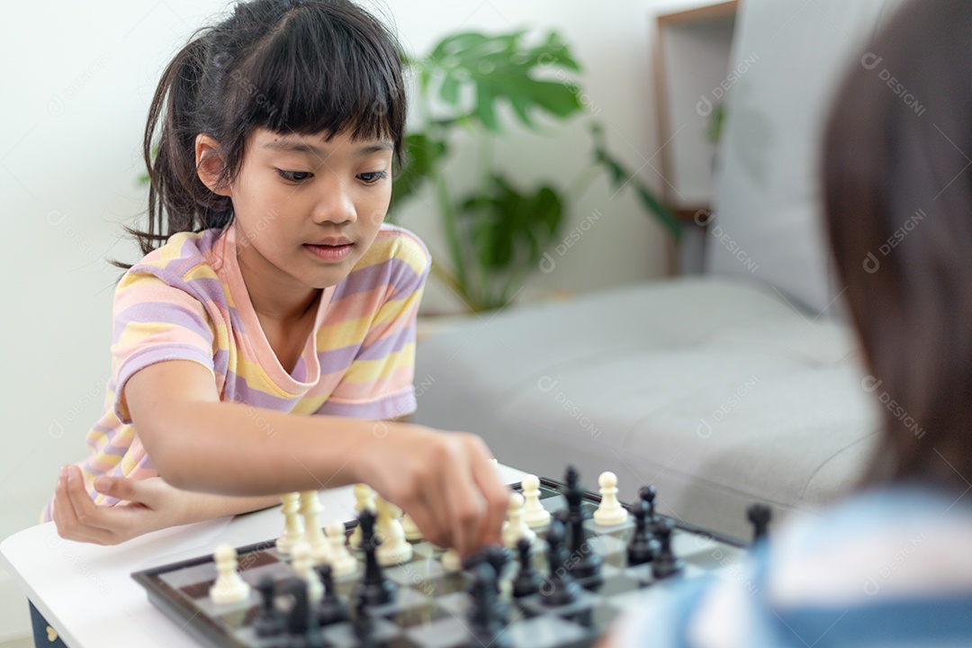 Irmão menina jogando xadrez em casa.