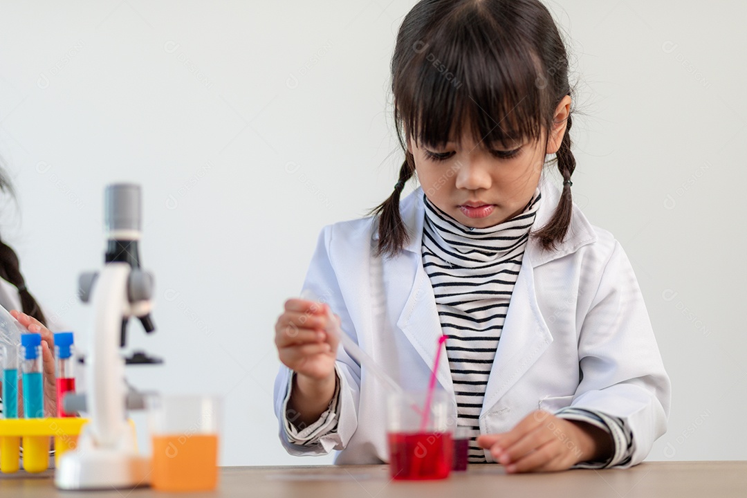 Solução de mistura de alunos do jardim de infância no experimento de ciências