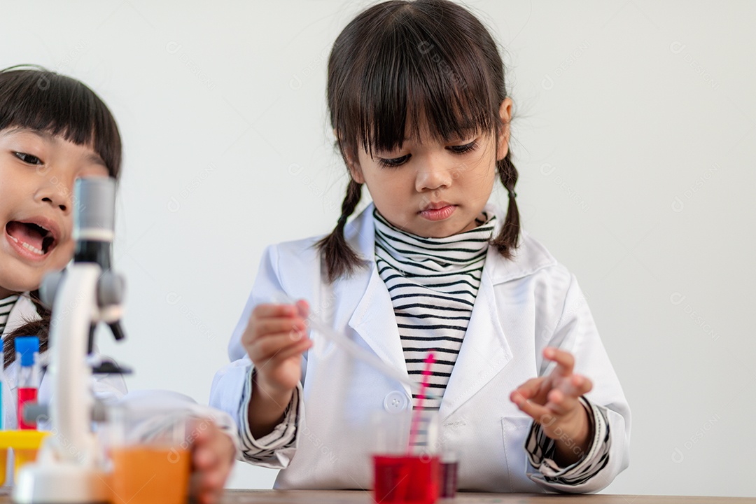 Solução de mistura de alunos do jardim de infância no experimento de ciências