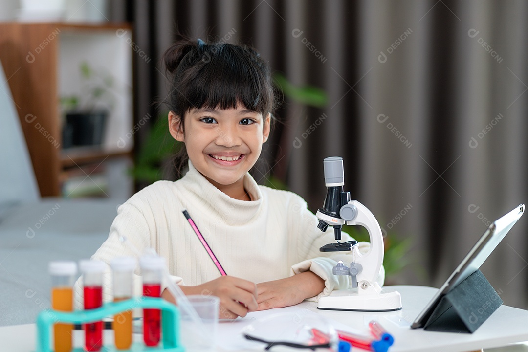 Jovem joga experimentos científicos para homeschooling