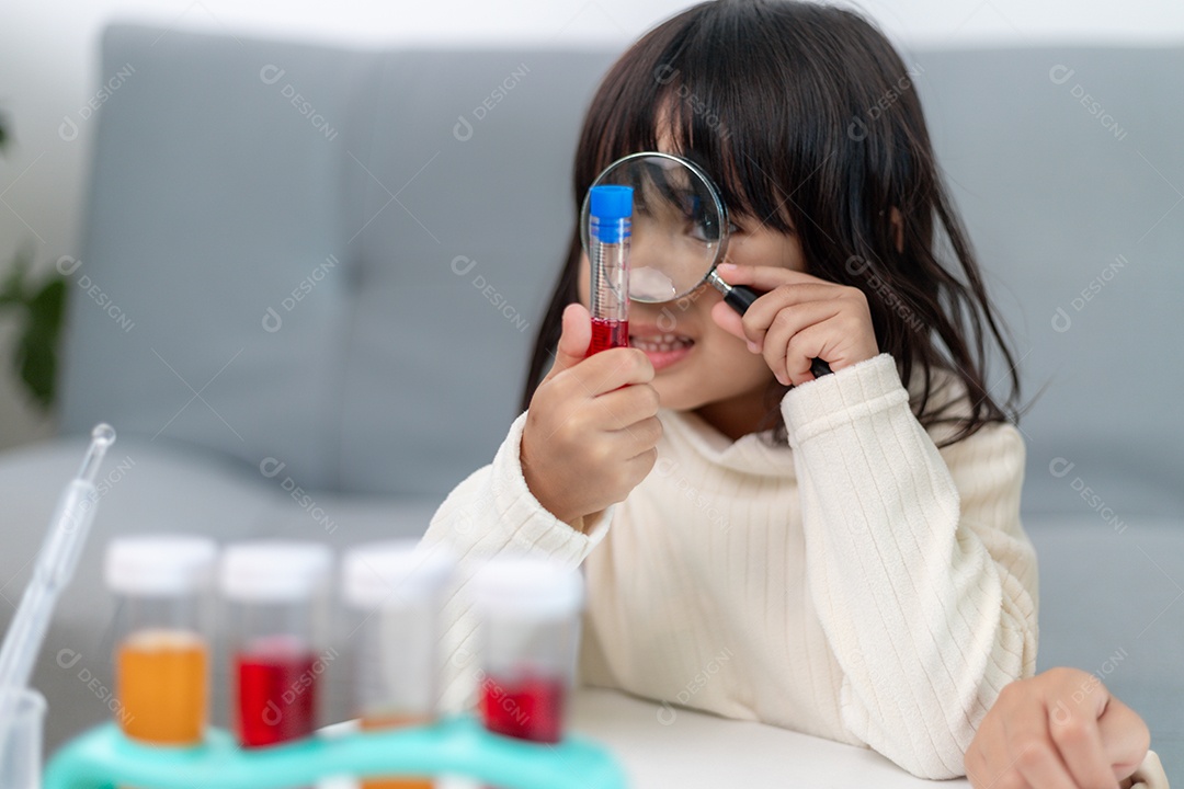 Jovem joga experimentos científicos para homeschooling