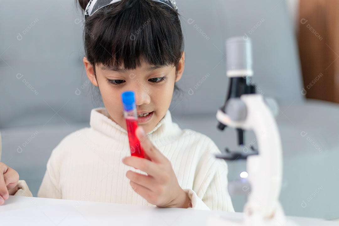 Solução de mistura de alunos do jardim de infância no experimento de ciências