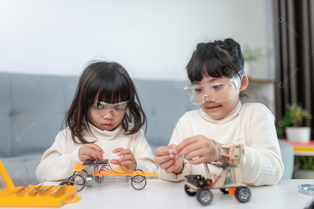 Garotas inventivo construindo carros-robô em casa