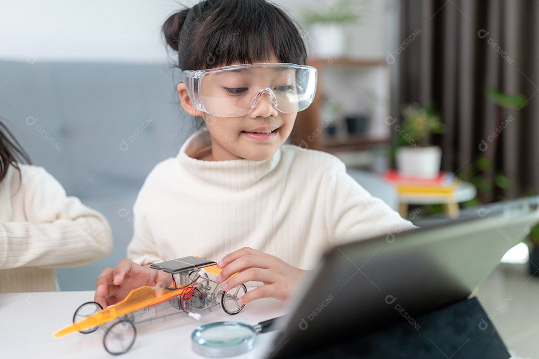 Garota inventivo construindo carros-robô em casa