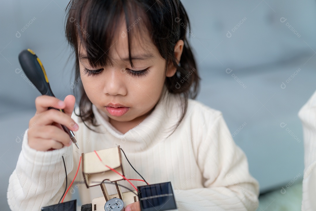 Garota inventivo construindo carros-robô em casa