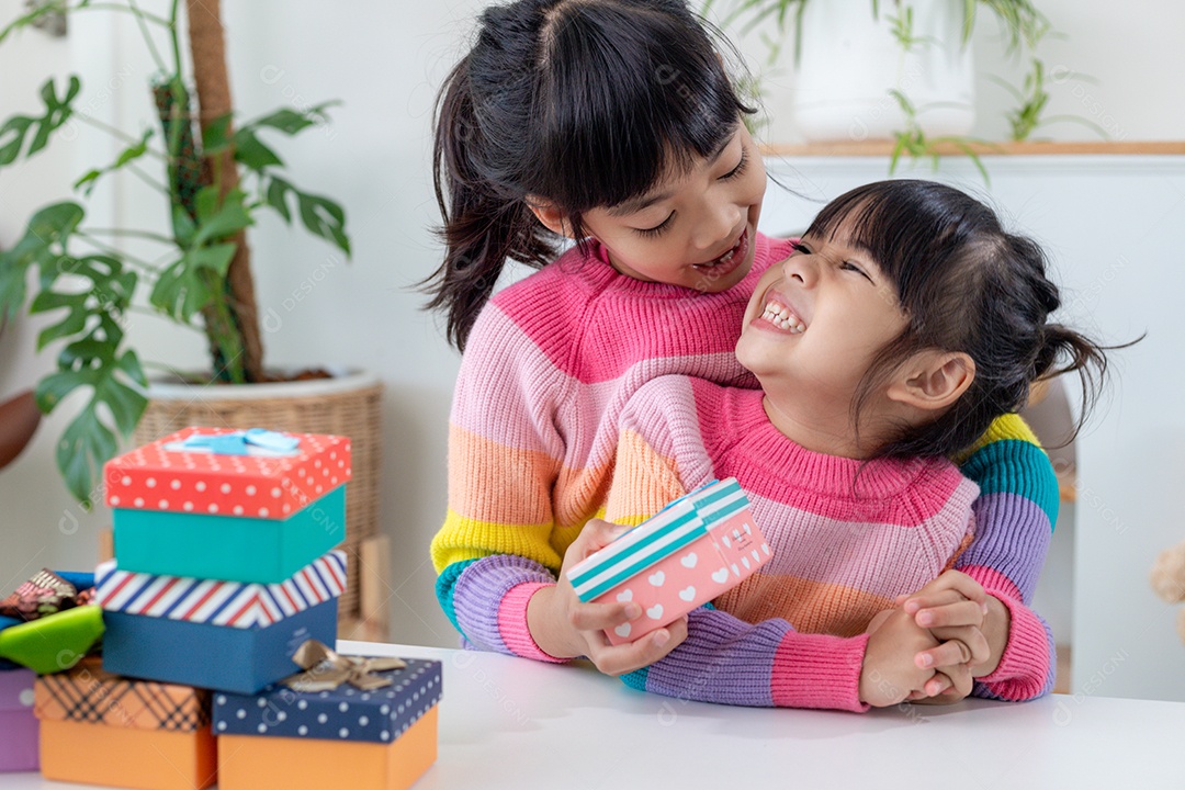 Garotas inventivo construindo carros-robô em casa