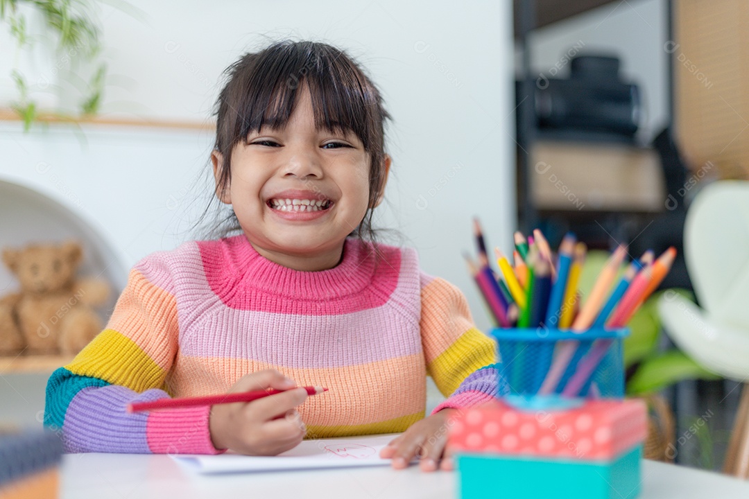 Boas festas. Crianças asiáticas fazem cartões, presentes e dezembro