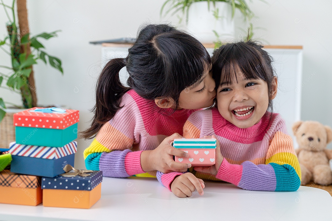 Família feliz com presente de natal