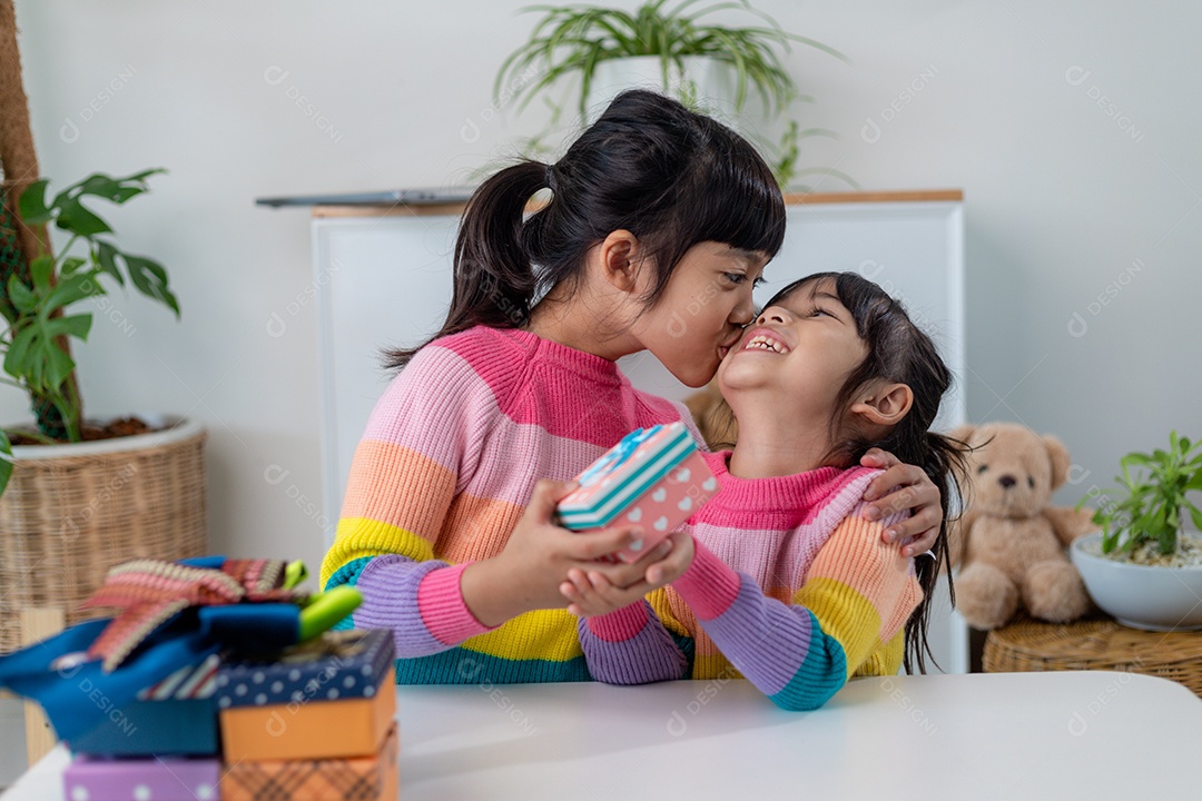 família feliz com presente de natal